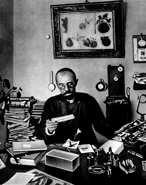  И. В. Мичурин за работой в своем кабинете. 1926 г.